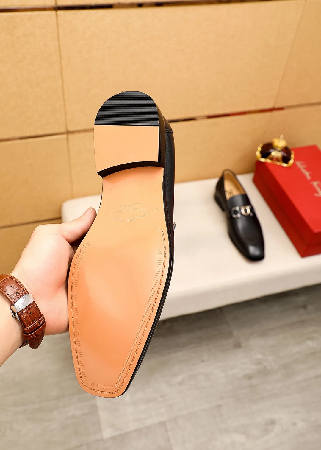 Men's shoes 💰442 💐 Product trademark: Ferragamo "Ferragamo" casual leather shoes Regular size: 38-44 (45.46🉑️customized) Product materials: Selected imported first-layer calfskin upper + original hardware buckle, imported water-dyed cow leather lining. Strong three-dimensional visual effect, combined outsole Color: 1⃣️color optional